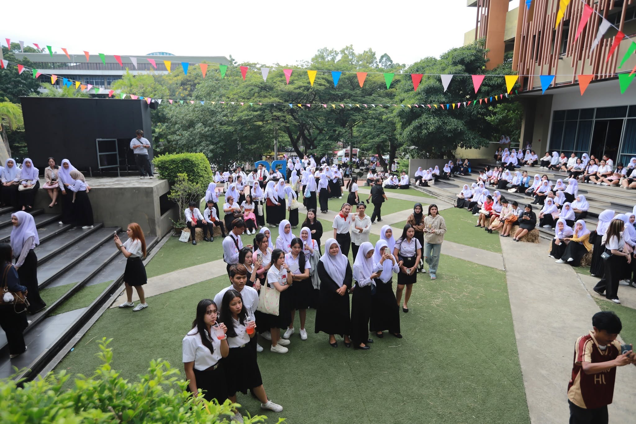 “เสน่ห์สงขลา เปิดโลกกิจกรรม ม.หาดใหญ่” พร้อมกับกิจกรรม “ดนตรีในสวน ครั้งที่ 6” เติมสีสันให้ชีวิตนักศึกษาด้วยกิจกรรมที่ครบเครื่องทั้งสาระ ความสนุก และความสร้างสรรค์!
