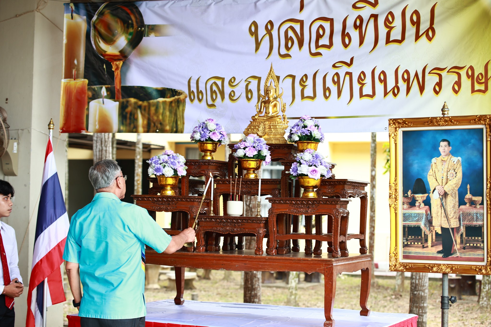 ผู้บริหาร คณาจารย์ บุคลากรและนักศึกษา ร่วมหล่อเทียนและถวายเทียนพรรษา ประจำปีการศึกษา 2568