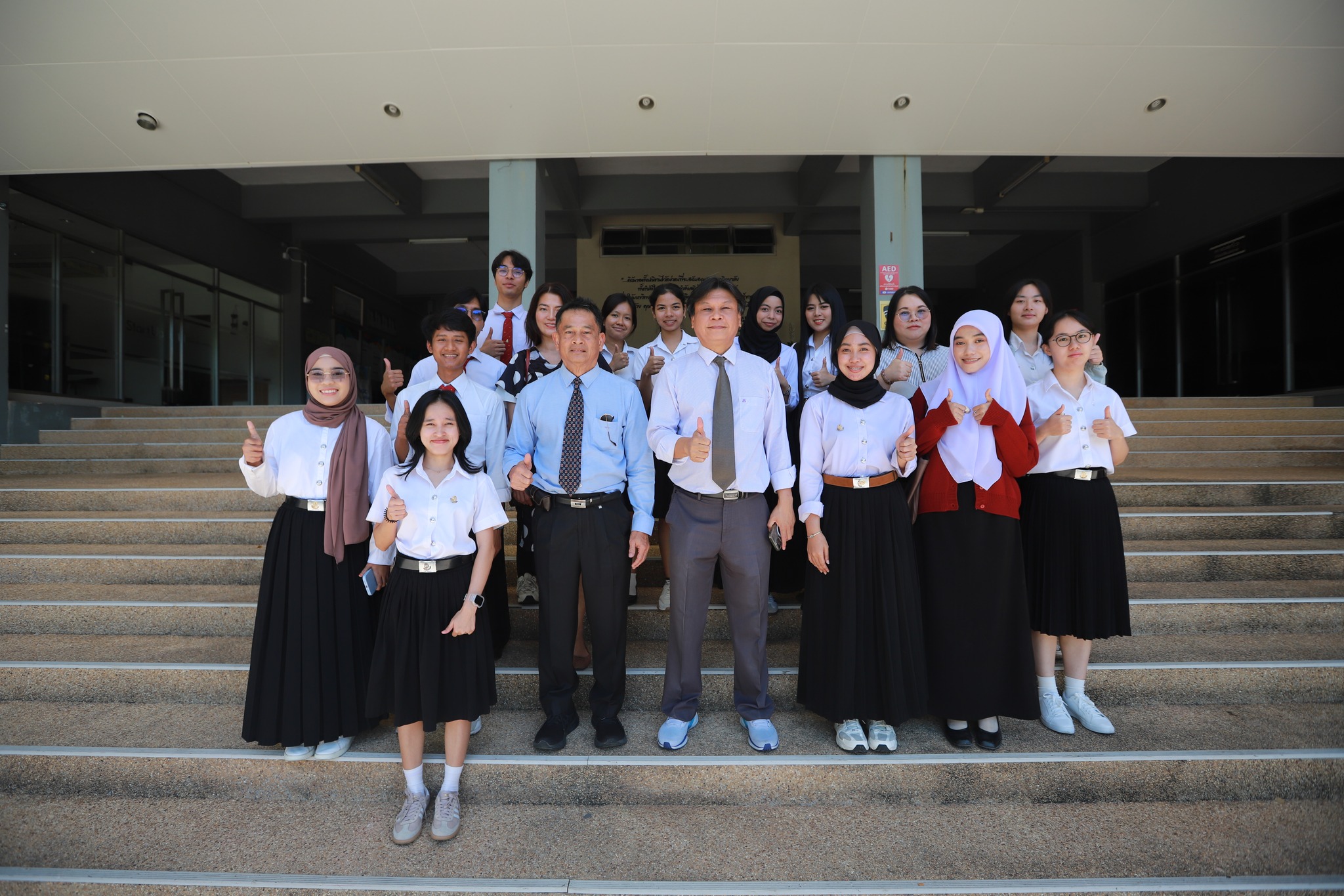 ผู้ช่วยศาสตราจารย์ ดร. วิทวิส ดิษยะศริน สัตยารักษ์ อธิการบดีมหาวิทยาลัยหาดใหญ่ ได้พบปะพูดคุยกับนักศึกษาที่เข้าร่วมโครงการต่างประเทศหลายโครงการ
