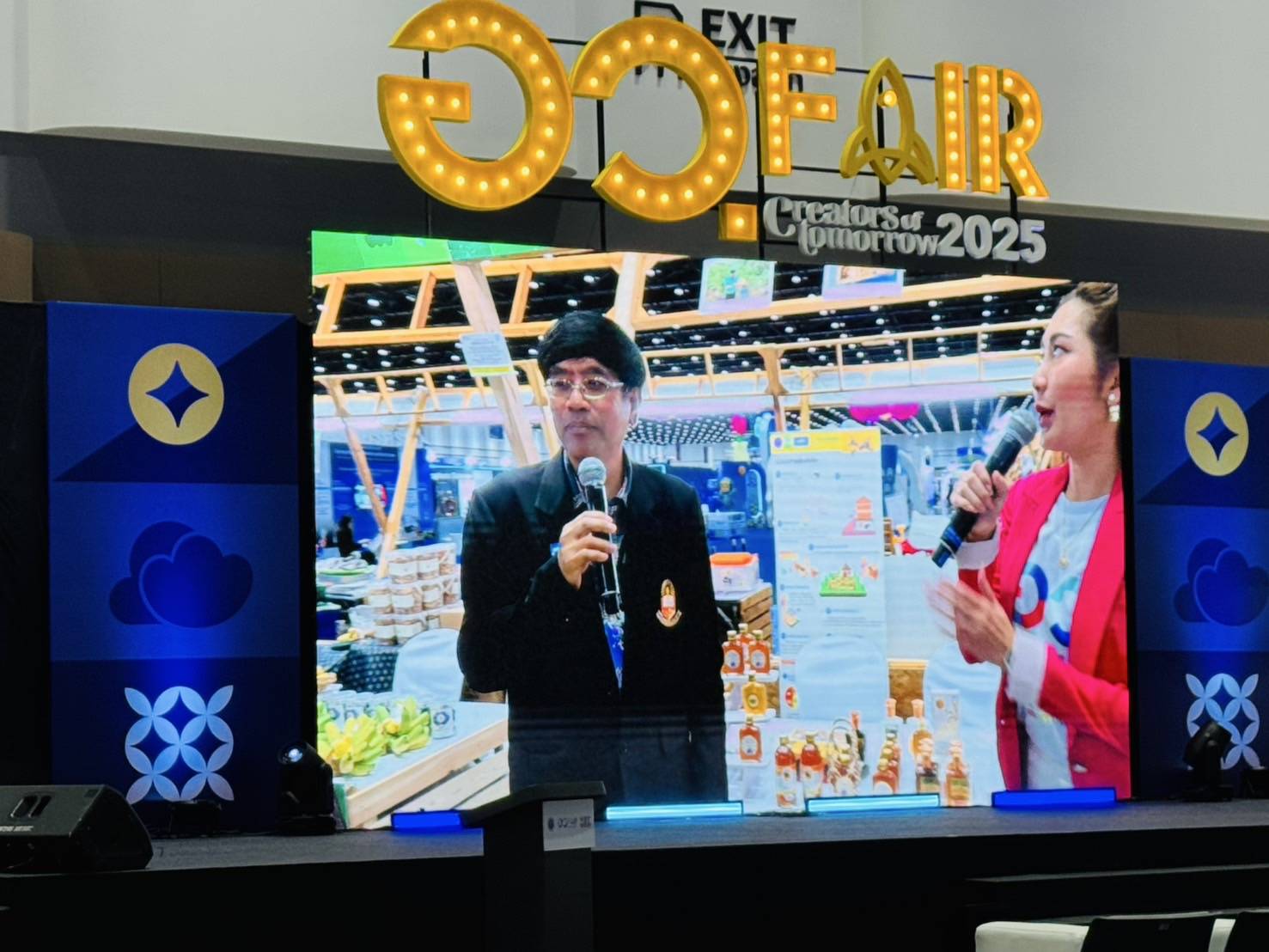 คณะผู้บริหาร และนักวิจัย ได้รับเชิญเข้าร่วมงาน อว.แฟร์ 2025 ประกอบด้วย ผู้ช่วยศาสตราจารย์ ดร.ปกรณ์ ลิ้มโยธิน รองอธิการบดีฝ่ายวิชาการ ผู้ช่วยศาสตราจารย์ ดร.นุกูล ชิ้นฟัก คณบดีคณะรัฐศาสตร์ ผู้ช่วยศาสตราจารย์ ดร.วรลักษณ์ ลลิตศศิวิมล ผู้อำนวยการหลักสูตรปรัชญาดุษฏีบัณฑิต สาขาวิชาบริหารธุรกิจ คณะบริหารธุรกิจ มหาวิทยาลัยหาดใหญ่ และนายวิทยา รัตนสุดใส ผู้แทนเครือข่ายวิสาหกิจชุมชนกลุ่มผู้เลี้ยงชันโรง ร่วมนำผลงานการวิจัย เรื่อง ผึ้งชันโรง ที่ได้รับรางวัลนานาชาติ และผลงานการวิจัยเทคโนโลยีและนวัตกรรมพร้อมใช้ และผลิตภัณฑ์ผึ้งชันโรงจากงานวิจัย 
						จัดแสดงนิทรรศการ สร้างการรับรู้ การประชาสัมพันธ์ พร้อมจัดจำหน่ายผลิตภัณฑ์ชันโรง ให้กับผู้เข้าร่วมงานจำนวนมาก ในการนี้ร่วมให้การต้อนรับ นางสาวสุดาวรรณ หวังศุภกิจโกศล รัฐมนตรีว่าการกระทรวงการอุดมศึกษา วิทยาศาสตร์ วิจัยและนวัตกรรม พร้อมเยี่ยมชมบูธนิทรรศการเทคโนโลยี/ชุมชนนวัตกรรมพร้อมใช้ (Appropriate Technolog) ในงาน “อว. FAIR 2025” โดยมีดร.กิตติ สัจจาวัฒนา ผู้อำนวยการหน่วยบริหารจัดการทุนด้านการพัฒนาระดับพื้นที่ (บพท.) ให้การต้อนรับพร้อมนักวิจัยและนวัตกรชุมชน