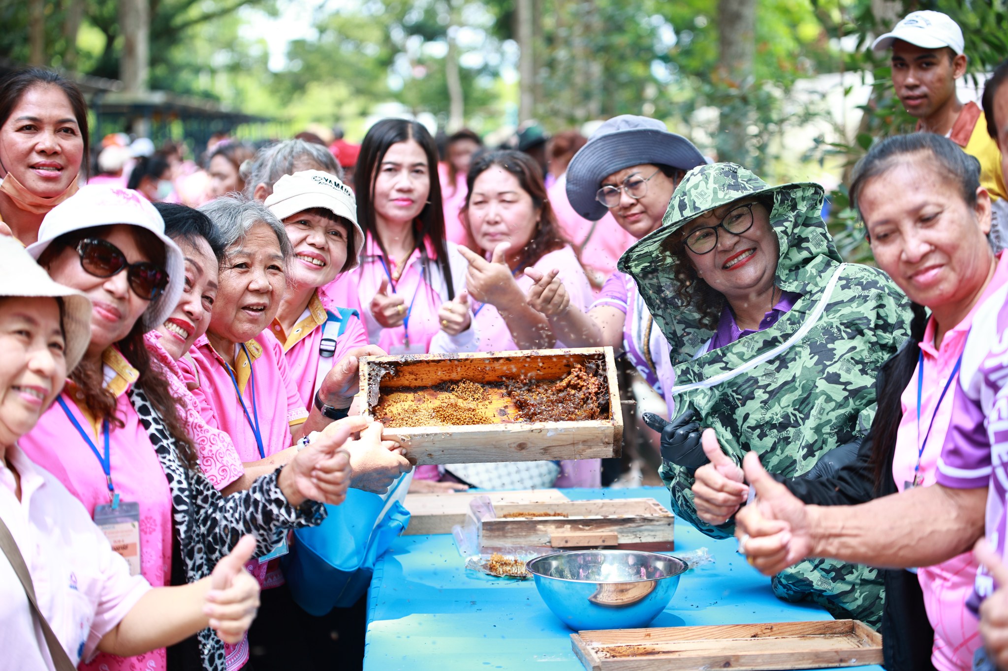 ดร.นิวัตน์ สวัสดิ์แก้ว รองอธิการบดีฝ่ายพัฒนานักศึกษาและชุมชนสัมพันธ์ กล่าวต้อนรับคณะศึกษาดูงานจากเทศบาลเมืองท่าโขลง จังหวัดปทุมธานี เข้าเยี่ยมชมศูนย์การเรียนรู้ผึ้งชันโรงและเกษตรปลอดภัย มหาวิทยาลัยหาดใหญ่