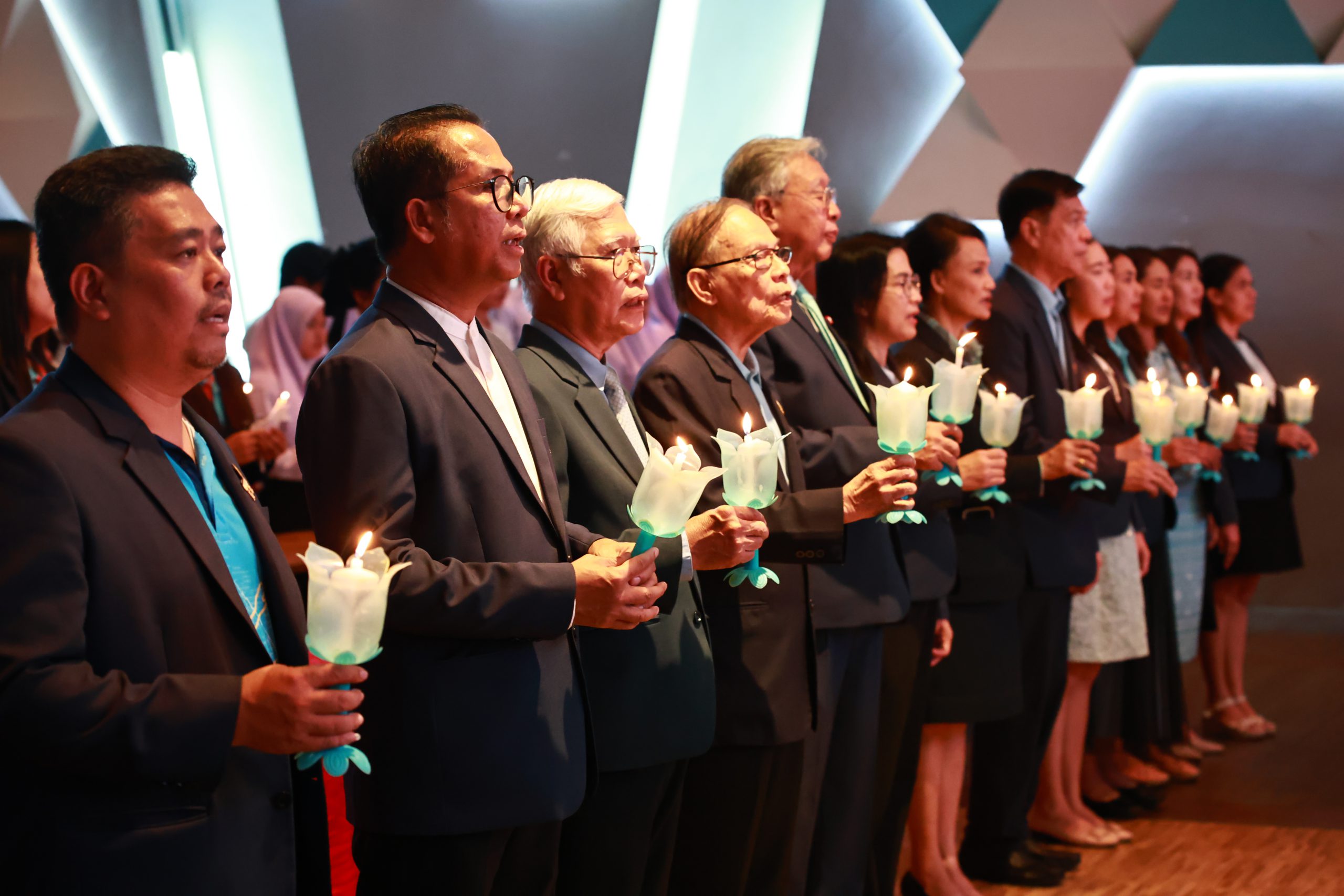 คณะผู้บริหาร คณาจารย์ บุคลากร และนักศึกษา ร่วมจุดเทียนถวายพระพรชัยมงคล เนื่องในวโรกาสวันเฉลิมพระชนมพรรษา สมเด็จพระนางเจ้าสิริกิต์ พระบรมราชินีนาถ พระบรมราชชนนีพันปีหลวง