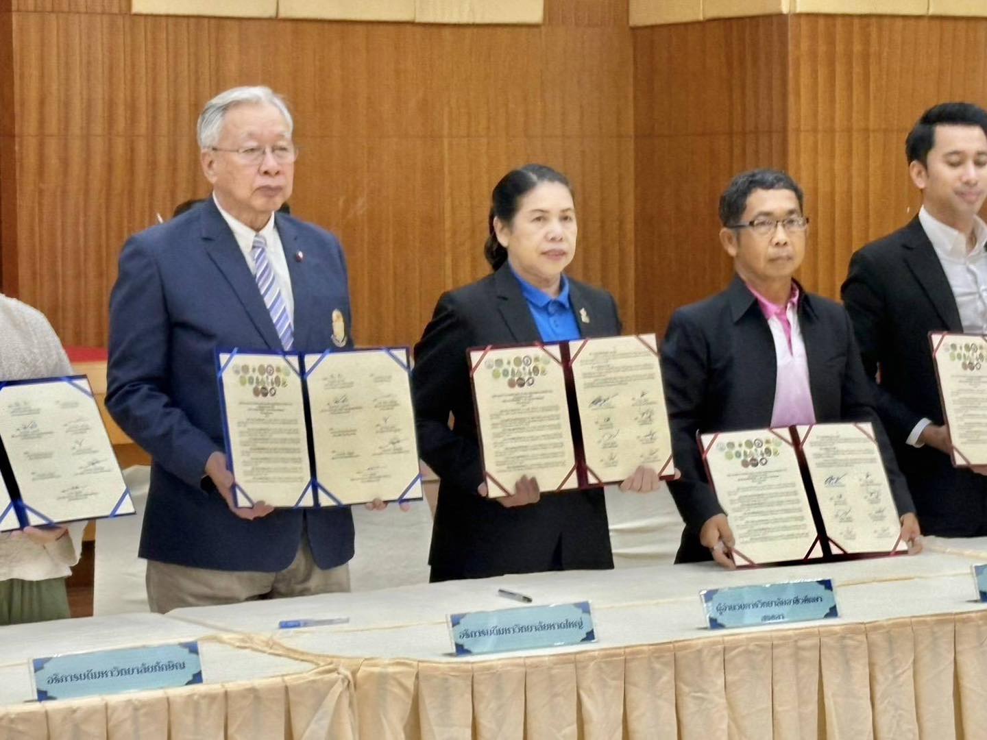 มหาวิทยาลัยหาดใหญ่ ร่วมพิธีลงนามบันทึกความร่วมมือขับเคลื่อนการพัฒนา สร้างเครือข่ายผลิตภัณฑ์ชุมชนยกระดับสินค้า OTOP และวิสาหกิจชุมชน สู่ความยั่งยืน
