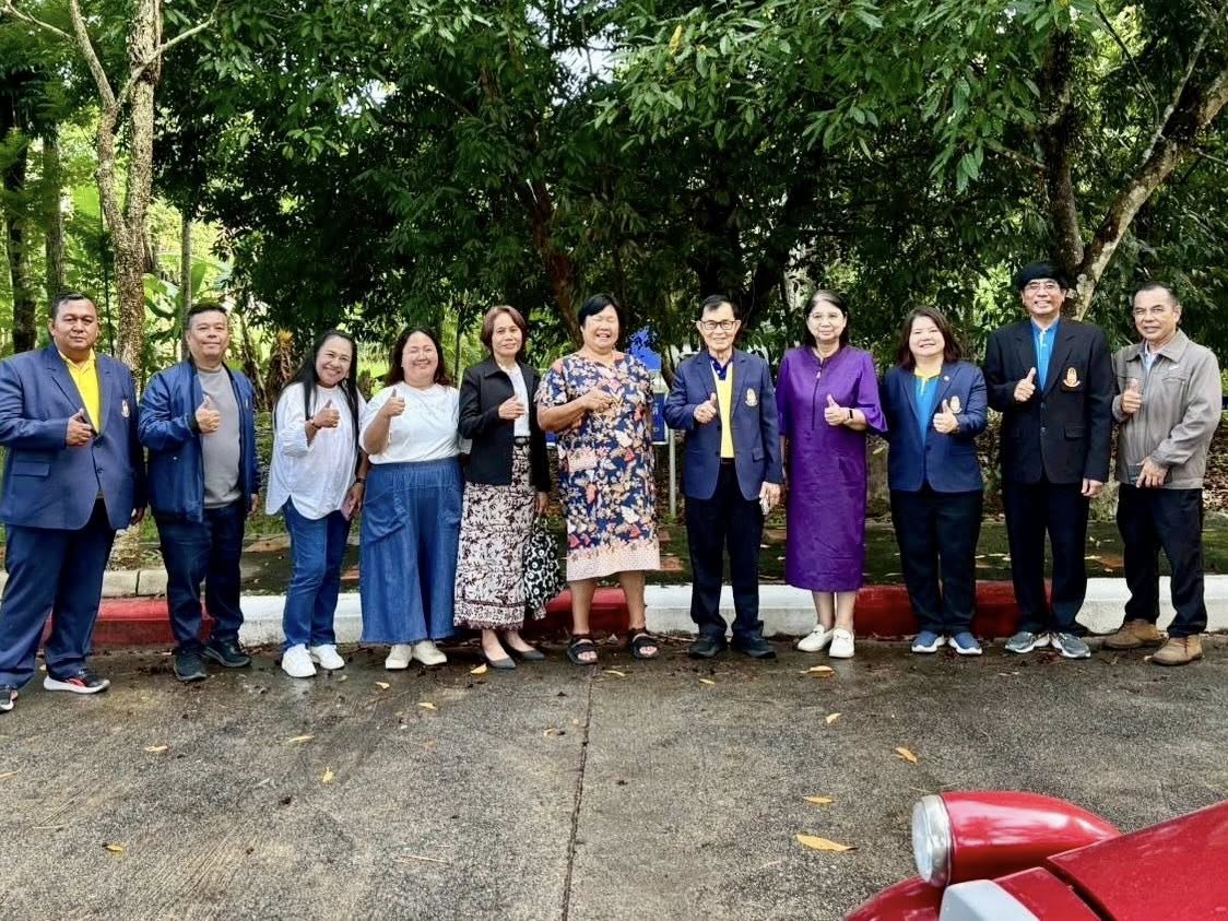 รองศาสตราจารย์ ดร.ก้าน จันทร์พรหมมา ที่ปรึกษาอธิการบดีฝ่ายวิจัย ผู้ช่วยศาสตราจารย์ ดร.นุกูล ชิ้นฟัก, ผู้ช่วยศาสตราจารย์ ดร.วรลักษณ์ ลลิตศศิวิมล และ อาจารย์พิฑูรย์ ทองฉิม ให้การต้อนรับ ดร.อรสุดา เจริญรัถ หัวหน้าทีมผู้ทรงคุณวุฒิ สำนักงานการวิจัยแห่งชาติ (วช.)