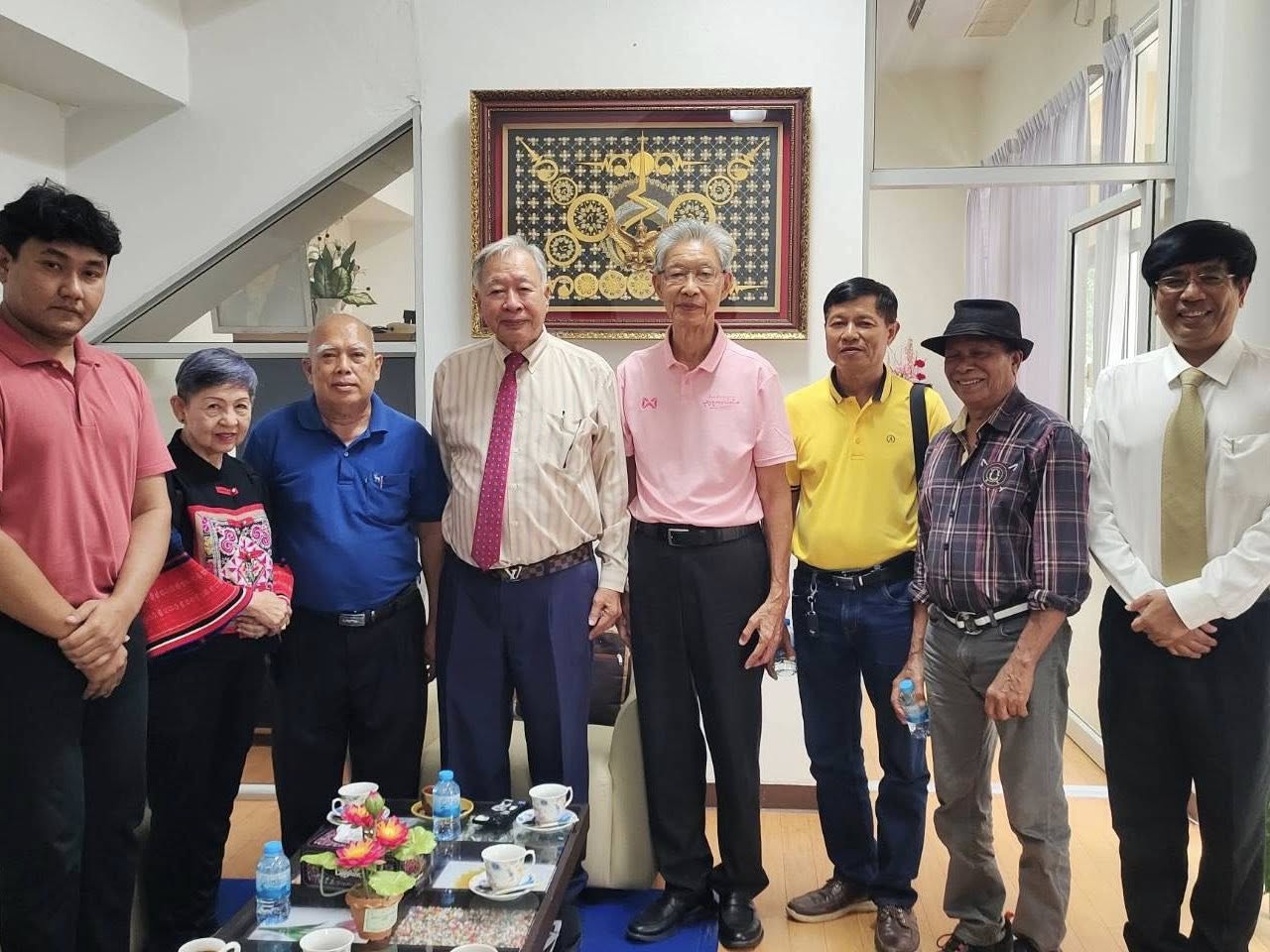 มหาวิทยาลัยหาดใหญ่ ให้การต้อนรับ คุณชิต สง่ากุลพงษ์ อดีตประธานหอการค้าจังหวัดสงขลา คุณประโชติ อินทร์ถาวร มูลนิธิอนุรักษ์ป่าต้นน้ำสงขลา กำนัน และคณะทำงานมูลนิธิฯ