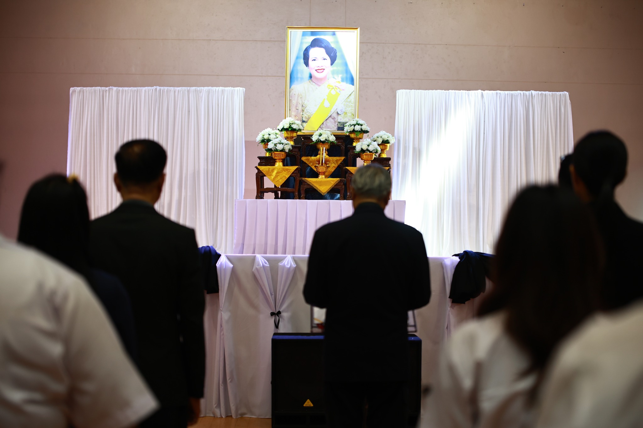 คณะผู้บริหาร อาจารย์ บุคลากรและนักศึกษามหาวิทยาลัยหาดใหญ่ ถวายความอาลัย แด่สมเด็จพระนางเจ้าสิริกิติ์ พระบรมราชินีนาถ พระบรมราชชนนีพันปีหลวง