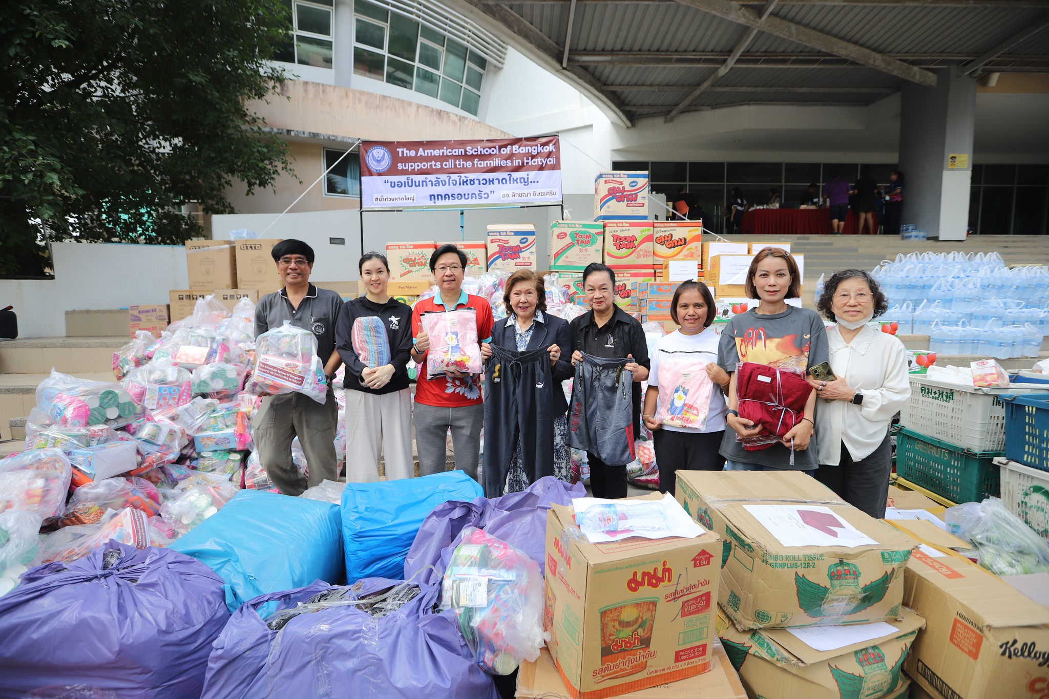 อาจารย์ลักขณา ดิษยะศริน พร้อมด้วยผู้ปกครอง นักเรียน ครู และเจ้าหน้าที่ โรงเรียนนานาชาติ The American School of Bangkok ได้ร่วมกันบริจาคสิ่งของ