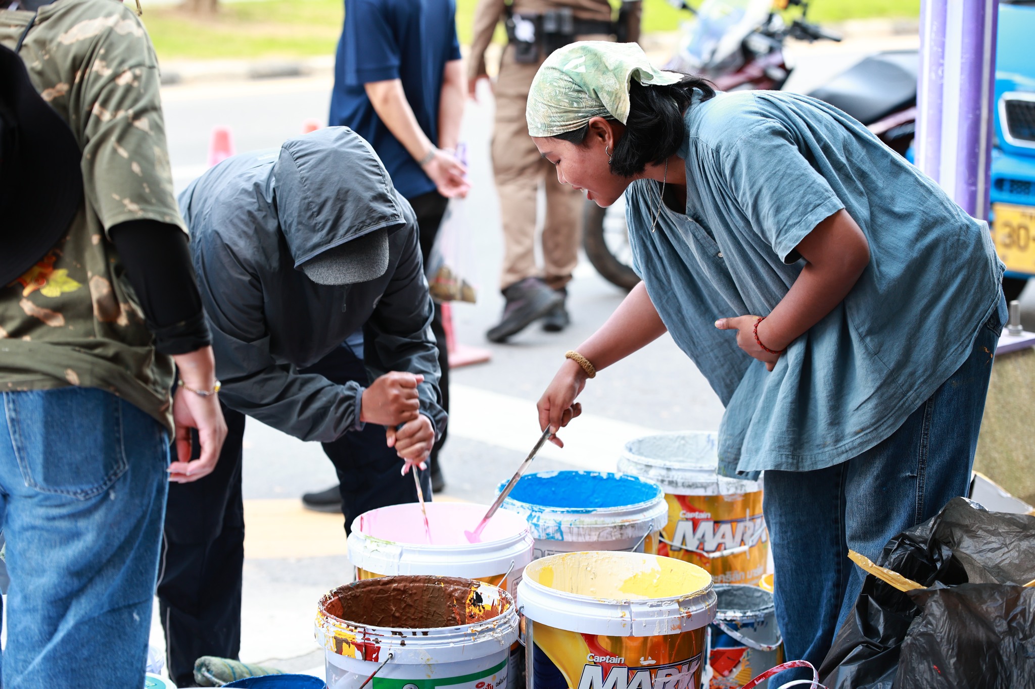 ตัวแทนอาจารย์และนักศึกษา คณะนิเทศศาสตร์ มหาวิทยาลัยหาดใหญ่ ร่วมวาดทางม้าลาย ภายใต้โครงการ Hatyai Rise Up ฟื้นฟูเมืองหาดใหญ่