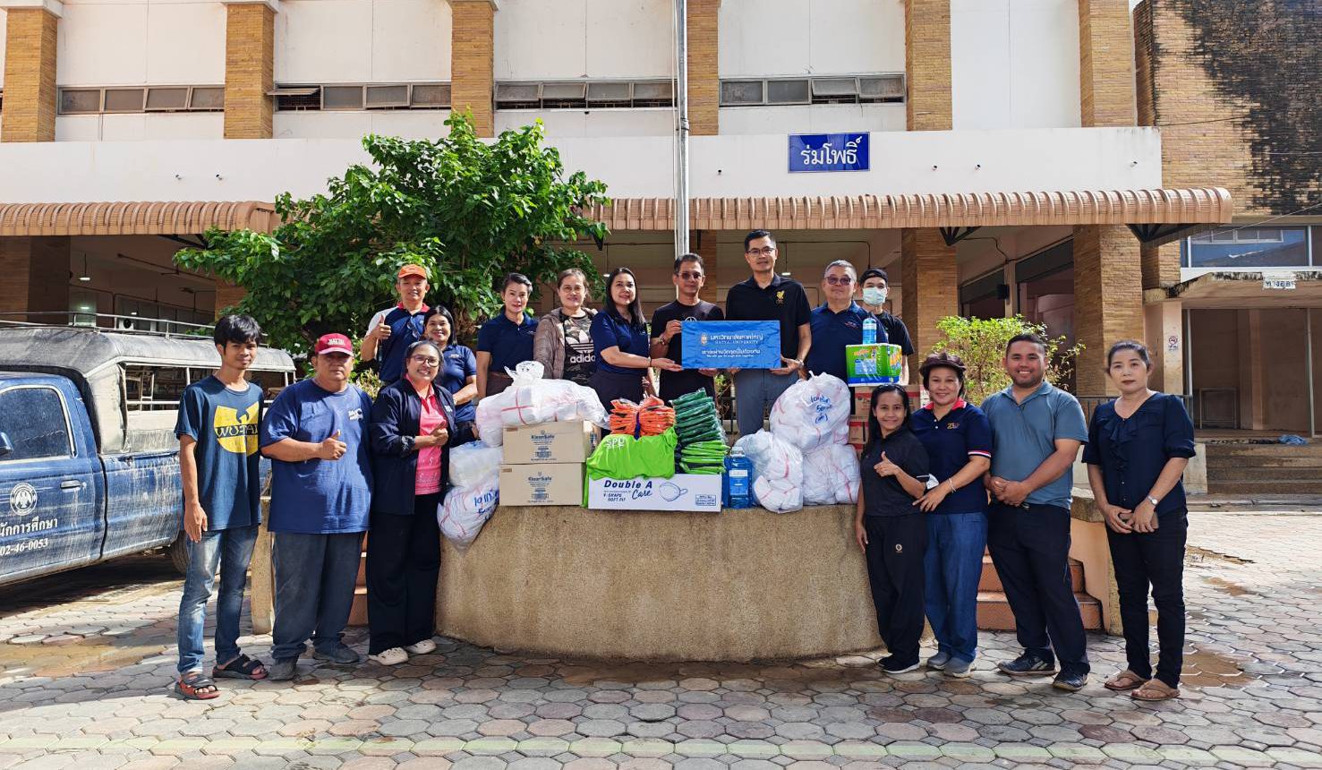 มหาวิทยาลัยหาดใหญ่ เป็นตัวแทนเครือข่ายพันธมิตรทั้งภาครัฐและเอกชน นำสิ่งของอุปโภคบริโภคและอุปกรณ์จำเป็น ลงพื้นที่ส่งมอบเพื่อช่วยเหลือและฟื้นฟู