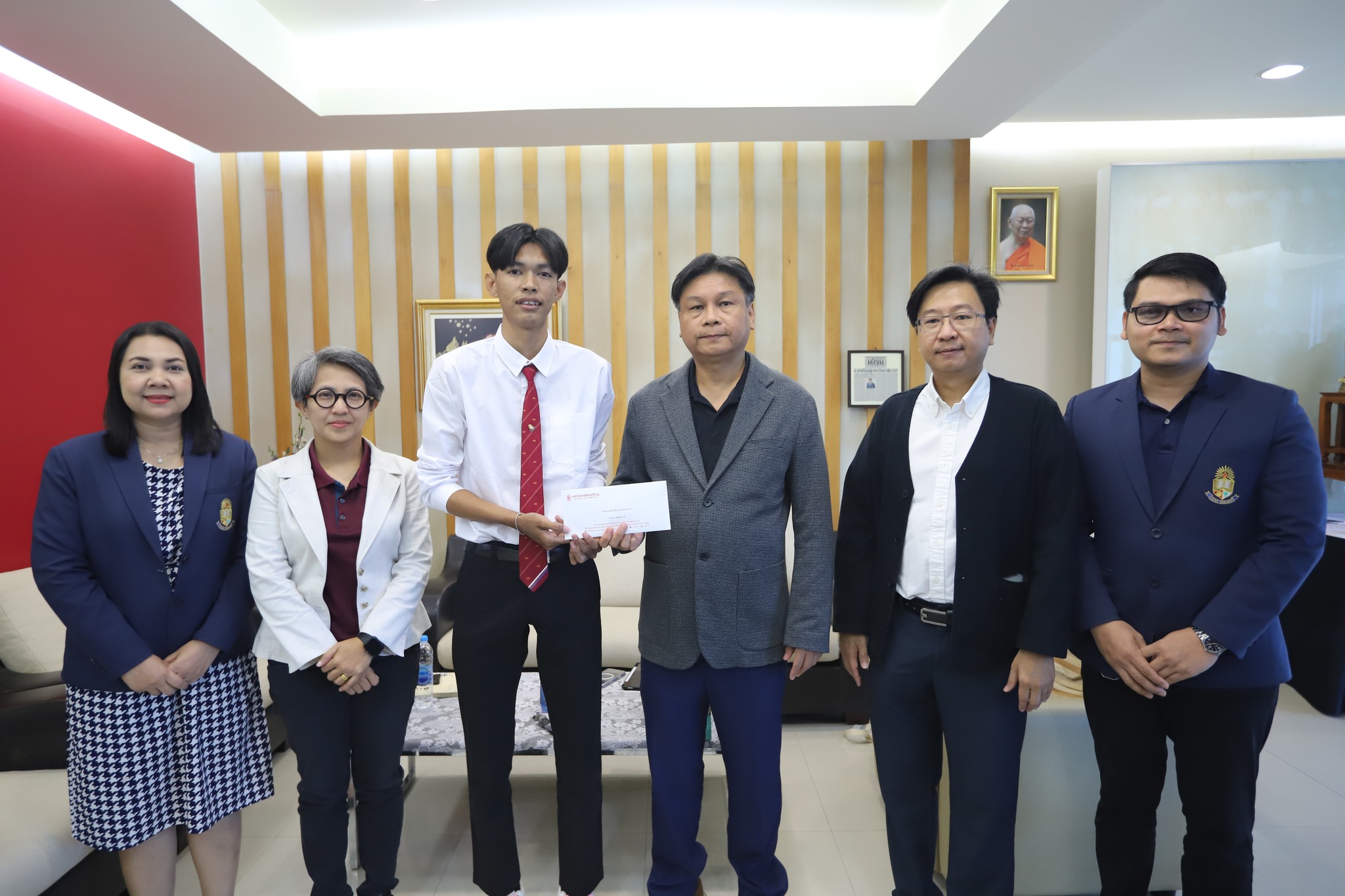 คณะผู้บริหาร มอบเงินช่วยเหลือสนับสนุนให้แก่ นายเจริญทรัพย์ หนูสงค์ คณะวิทยาศาสตร์และเทคโนโลยี นักศึกษาที่ได้รับผลกระทบจากเหตุการณ์น้ำท่วม