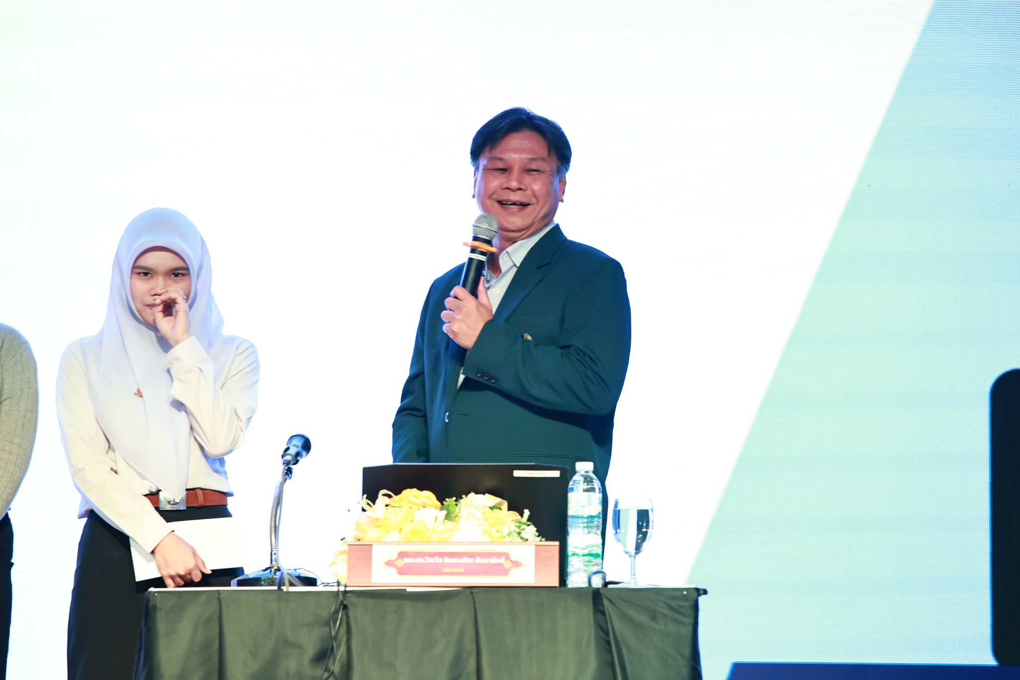 ผู้ช่วยศาสตราจารย์ ดร.วิทวัส ดิษยะศริน สัตยารักษ์ อธิการบดีมหาวิทยาลัยหาดใหญ่ พบนักศึกษาวิชาชีพครูชั้นปีที่ 1 คณะศึกษาศาสตร์และศิลปศาสตร์ ครั้งที่ 5 ประจำปีการศึกษา 2568 