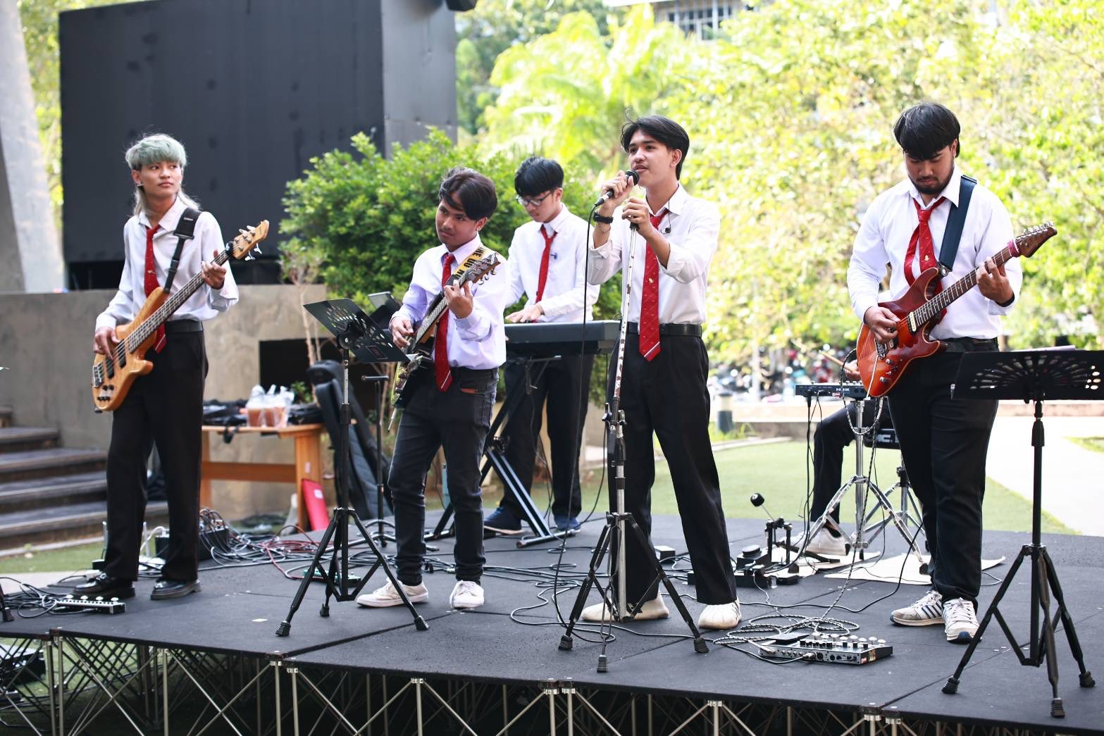 งานดนตรีในสวน ครั้งที่ 9 ฟังดนตรีสดจากนักศึกษา POP MUSIC พร้อมกับเลือกช้อป-ชิม ผักสด, ผลไม้, ขนมไทยพื้นบ้าน อาหารหลากหลาย