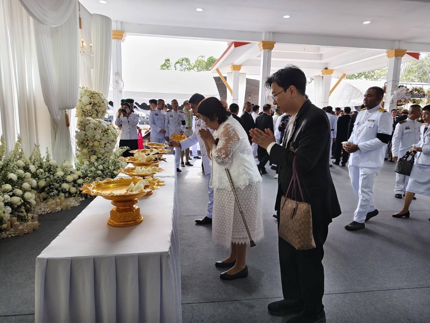 ท่านอาจารย์ประณีต ดิษยะศริน พร้อมด้วย ดร.ธารพรรษ สัตยารักษ์ ร่วมไว้อาลัยครูศศิพัชร สินสโมสร ผู้อำนวยการโรงเรียนพะตงประธานคีรีวัฒน์