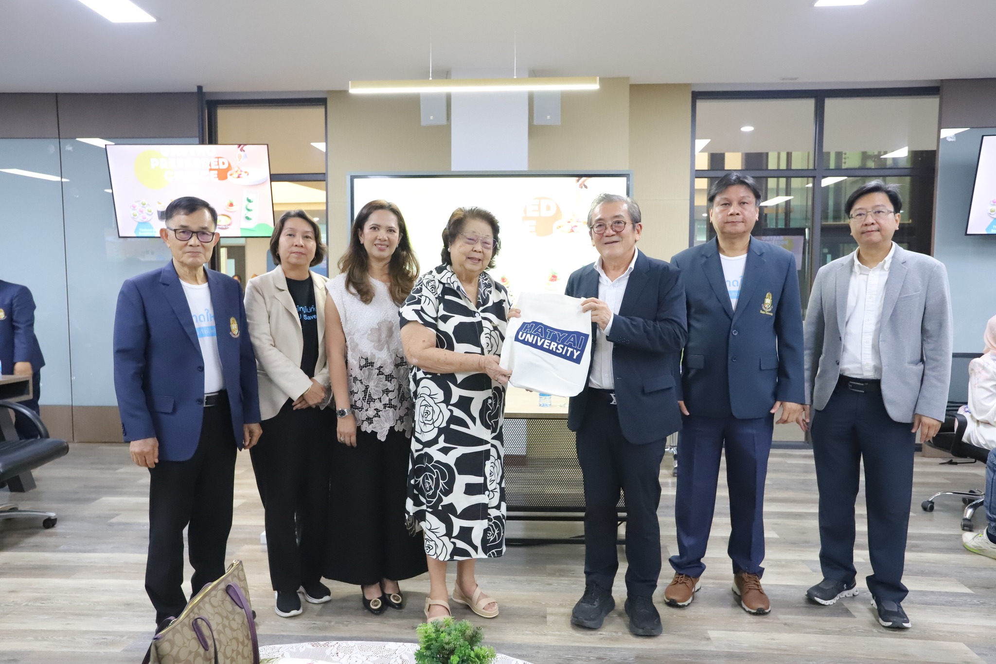 การบรรยายพิเศษหัวข้อ “หาดใหญ่ในเงาน้ำ : เหลียวหลัง แลหน้าชีวิตต้องมีความหวัง” โดย รองศาสตราจารย์ ดร.เสรี ศุภราทิตย์