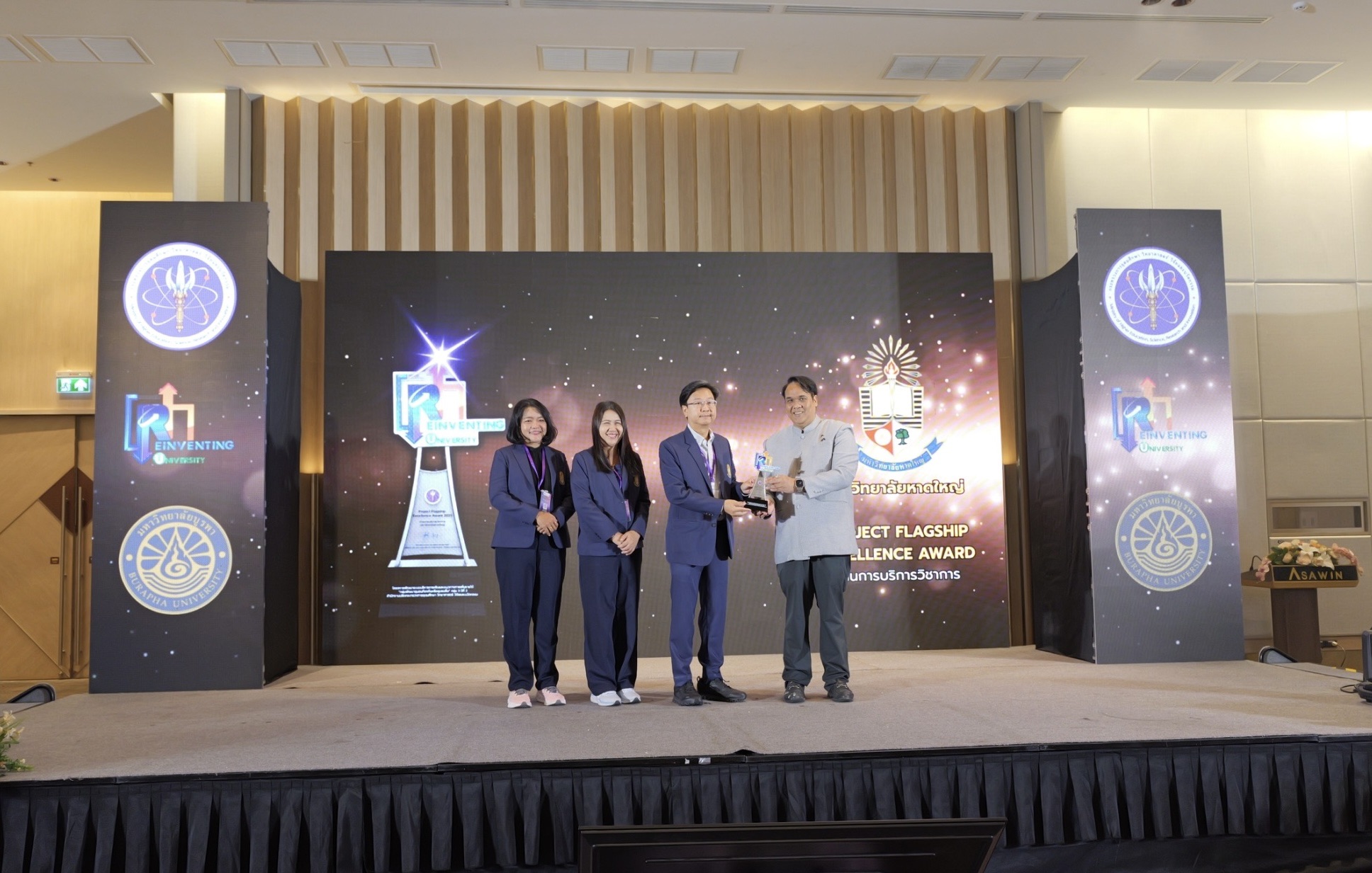 มหาวิทยาลัยหาดใหญ่ คว้า 3 รางวัล “Project Flagship 2025” จาก สป.อว. ดร.ธารพรรษ สัตยารักษ์ รองอธิการบดีฝ่ายบริหาร เข้าร่วมประชุมและรับโล่รางวัลภายใต้โครงการพัฒนาระบบบริหารการเงินและแนวทางการเพิ่มรายได้