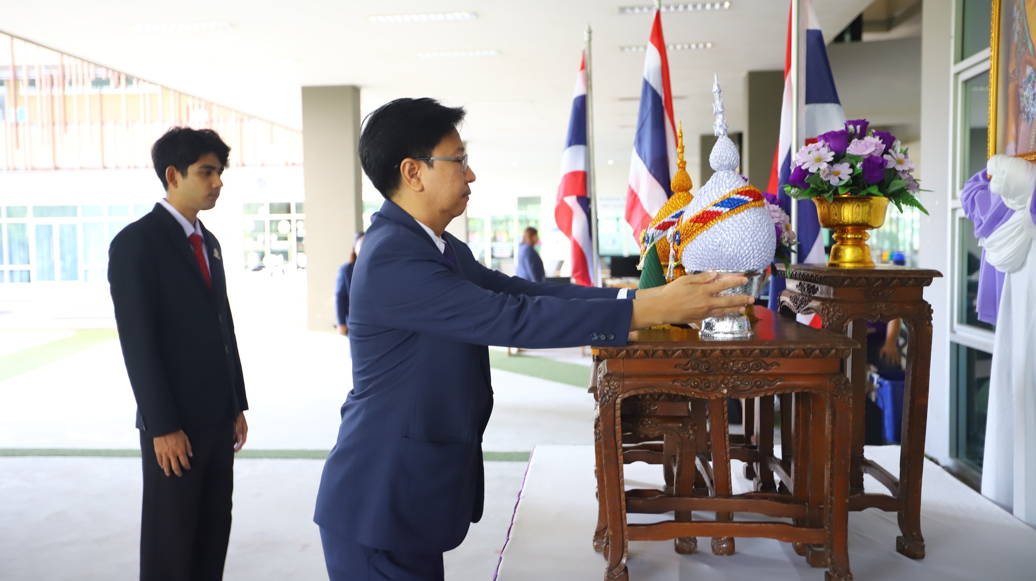 ดร.ธารพรรษ สัตยารักษ์ อธิการบดีมหาวิทยาลัยหาดใหญ่ พร้อมด้วยคณะผู้บริหาร คณาจารย์ บุคลากร และนักศึกษา เข้าร่วมพิธีถวายพระพรชัยมงคล แด่สมเด็จพระนางเจ้าสุทิดา พัชรสุธาพิมลลักษณ พระบรมราชินี